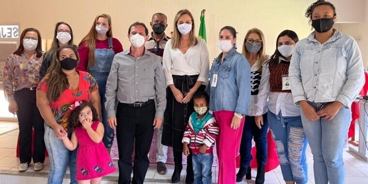 Dia 14 de junho aconteceu, na sede do CRAS de Santa Teresa, a solenidade de Certificação e Premiação do Primeiro Concurso Estadual pela Primeira Infância com Arte - PIARTE, realizada pelo Estado do Espírito Santo em parceria com a Prefeitura de Santa Teresa, por meio da Secretaria Municipal de Assistência Social, que faz parte do Programa Criança Feliz - PCF.

Para essa entrega, a Coordenadora do CRAS, Adriana Marques convidou para compor a mesa a Subsecretária de Estado de Articulação de Políticas Intersetoriais da SUBAPI/SETADES, Márlei Vieira Fernandes; a Gerente de Capacitação, Articulação e Mobilização da SUBAPI/SETADES, Eliete Rodrigues de Souza; o Prefeito Kleber Medici; a Secretária Municipal de Assistência Social Ivana Massini e o Subsecretário de Assistência Social Eduardo José dos Santos.

O concurso contou com 35 participantes divididos nas categorias I - de 0 a 3 anos e II - de 4 a 6 anos. Foram premiadas 3 crianças, sendo que o primeiro lugar terá sua arte reproduzida em uma parede da cidade à escolha do gestor municipal. O tema escolhido para esse concurso foi “Brincar em Família no Território”.

Dentre outros servidores municipais, estiveram presentes a Secretária Municipal da Fazenda, Eliegi Torezani; a Procuradora Geral do Município, Driani Milanezi; a Subsecretária Municipal de Educação, Márcia Rodrigues; representando a Secretaria Municipal de Planejamento, João Paulo Angeli e o Secretário Municipal de Turismo e Cultura, Rodrigo Brito, que abrilhantou o evento tocando a música Aquarela de Toquinho em homenagem às crianças vencedoras.