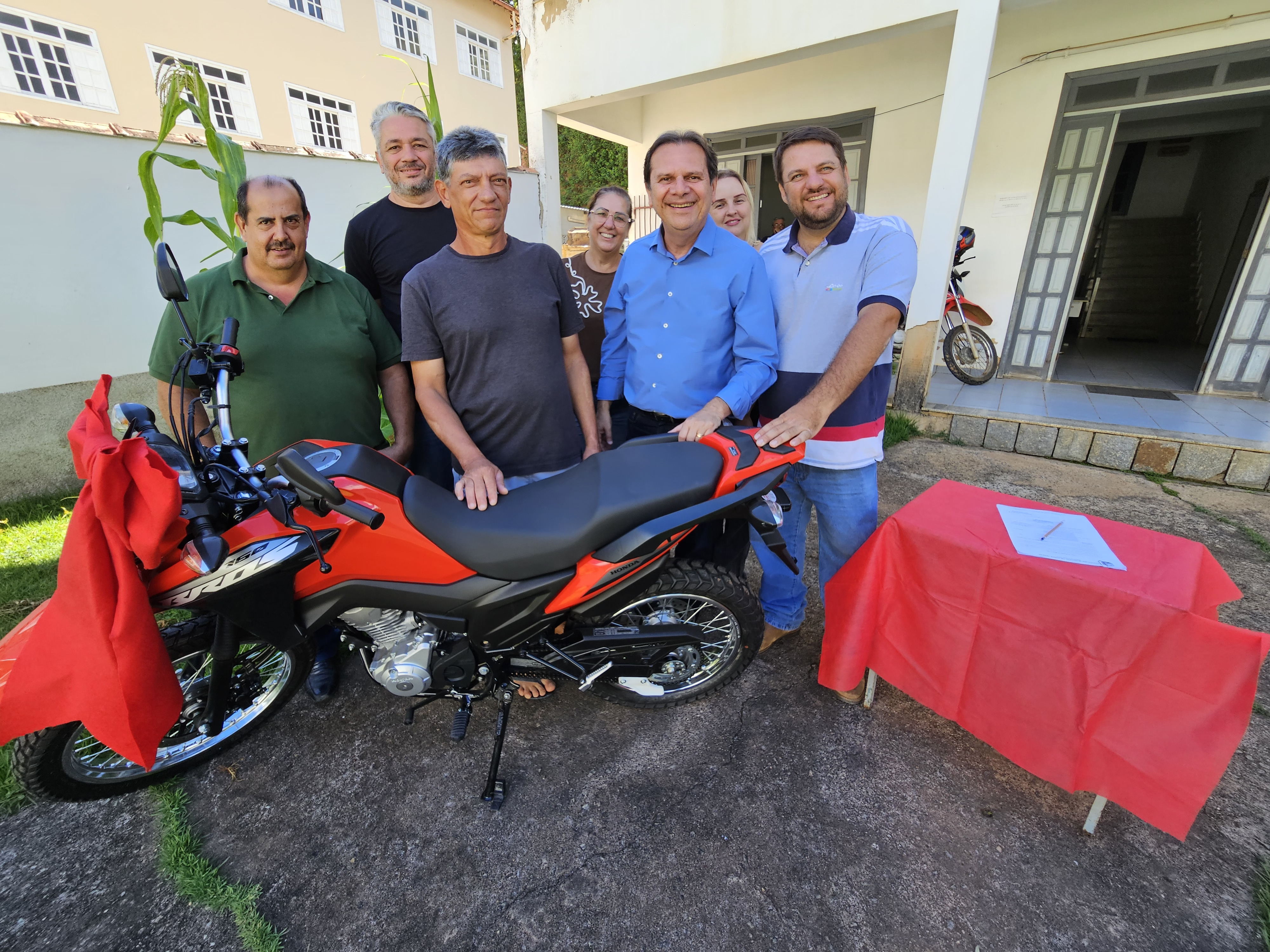 Prefeitura de Santa Teresa entrega moto 0 km a produtor rural do programa Nota Premiada