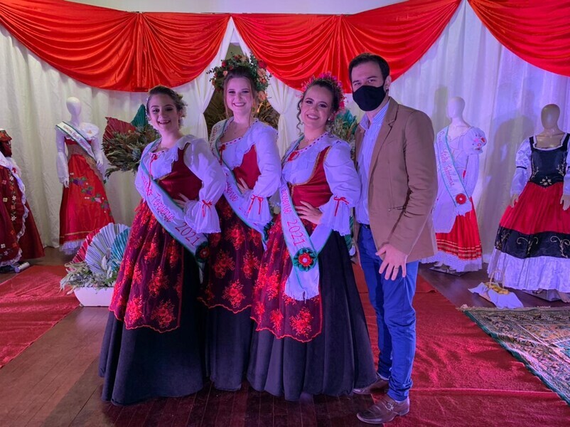 Uma tradição que permeou por esses anos é a Missa Italiana, que aconteceu no dia 20 de junho e iniciou a programação da XXX Festa do Imigrante Italian

Santa Teresa foi reconhecida como a Primeira Cidade de Colonização Italiana do Brasil, os primeiros imigrantes chegaram por aqui em 1874 e desde então se estabeleceram e tornaram a Doce Terra dos Colibris um pedacinho da Itália aqui no Espírito Santo.

Durante os dias 20 a 27 de junho aconteceram várias festividades, em parceria com o Circolo Trentino di Santa Teresa, transmitidas on-line devido a pandemia, em comemoração aos 147 anos da Imigração Italiana aqui no município.

Uma tradição que permeou por esses anos é a Missa Italiana, que aconteceu no dia 20 de junho e iniciou a programação da XXX Festa do Imigrante Italiano.

Outra tradição no município é a eleição da Garota Ítalo-Teresense. Com poucos convidados e transmitida on-line devido à pandemia, no dia 25 de junho foi eleita a Garota Ítalo-Teresense 2021. A ganhadora foi a Giane Binda de Alto Caldeirão.

Santa Teresa comemora no dia 26 de junho o Dia da Imigração Italiana e para comemorar teve bolo em comemoração aos 147 anos da imigração. A Festa do Imigrante é um momento muito importante para o município. Foram os imigrantes italianos, que vindo de terras distantes, engajou-se nas nossas lutas, fez prosperar cidades, construiu escolas, igrejas, restaurantes, hospitais e cultivou a terra. Hoje temos essa herança chamada Doce Terra dos Colibris.