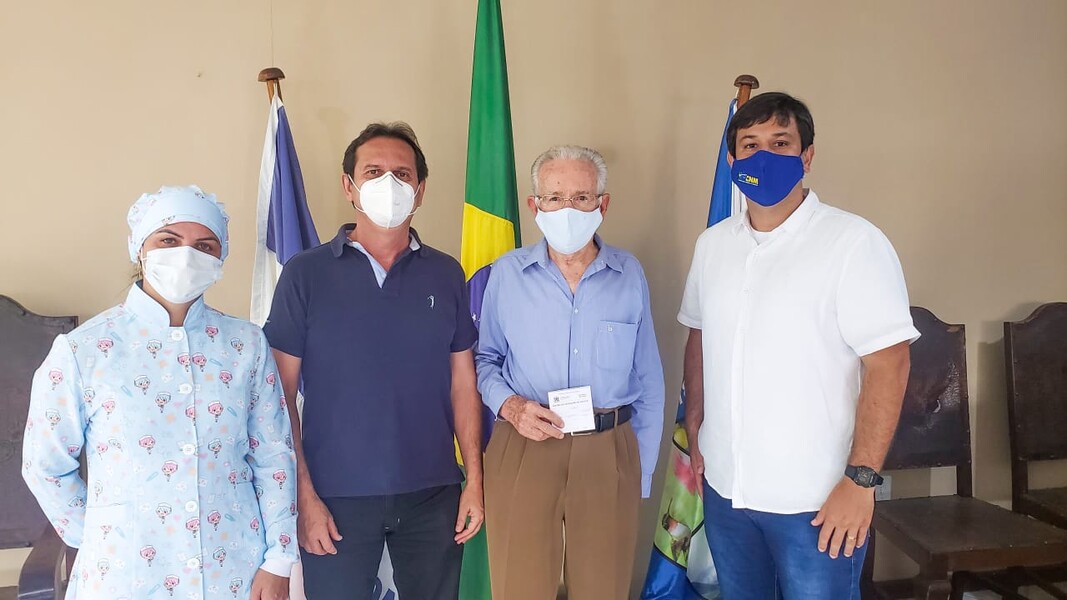Grupos prioritários estão sendo vacinados no município