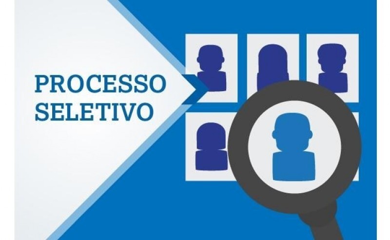 Convoca candidata aprovada no Processo Seletivo Simplificado a assumir vaga de PEDAGOGO