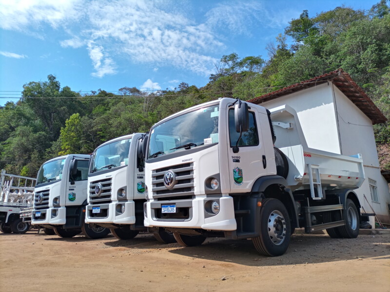Prefeitura adquire 3 caminhões toco para os serviços da administração