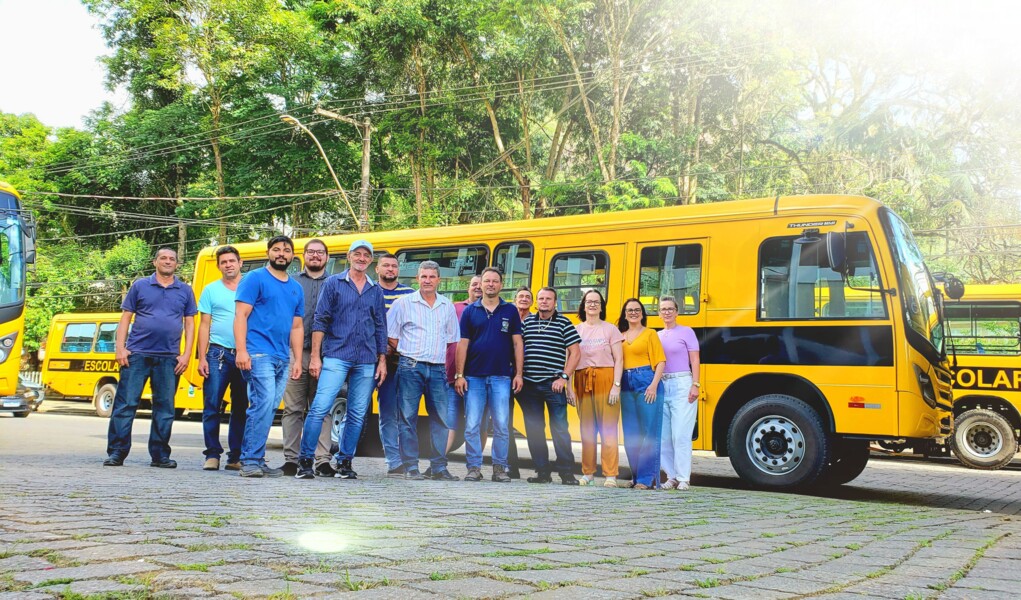 10 NOVOS ÔNIBUS ESCOLARES PARA ATENDER OS ALUNOS DO ANO LETIVO 2023  