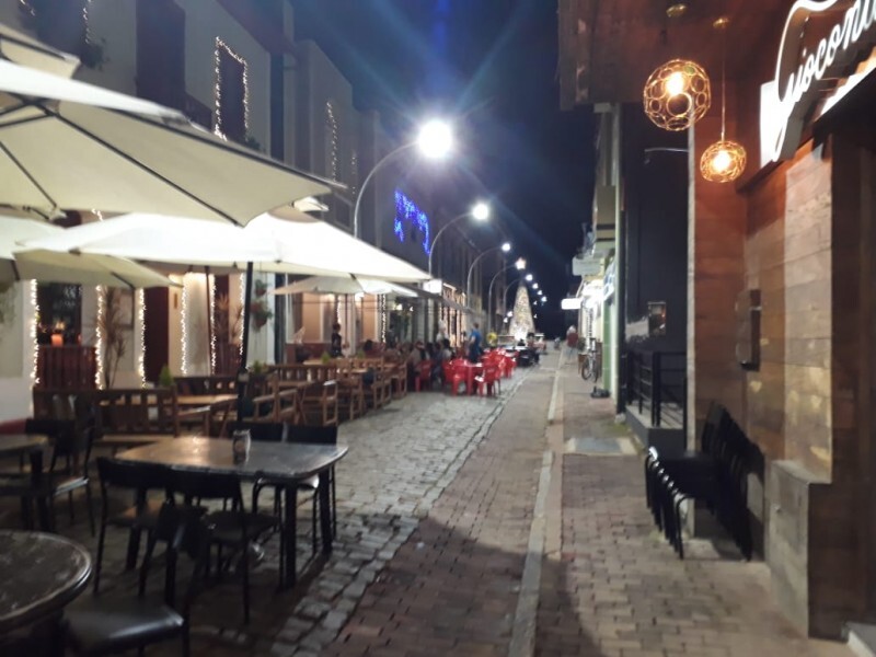 A Rua do Lazer de Santa Teresa ficou ainda mais charmosa sem os postes e o emaranhado de fios